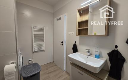 Na prenájom 2i byt v Rovinke s parkovacím státím