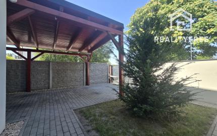 Na prenájom: Slnečný 3i kompletne zariadený byt 65 m2 s terasou, záhradkou a parkovaním – Jelka