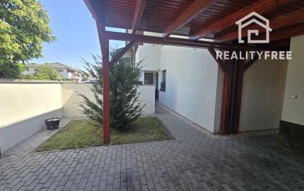 Na prenájom: Slnečný 3i kompletne zariadený byt 65 m2 s terasou, záhradkou a parkovaním – Jelka