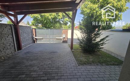 Na prenájom: Slnečný 3i kompletne zariadený byt 65 m2 s terasou, záhradkou a parkovaním – Jelka