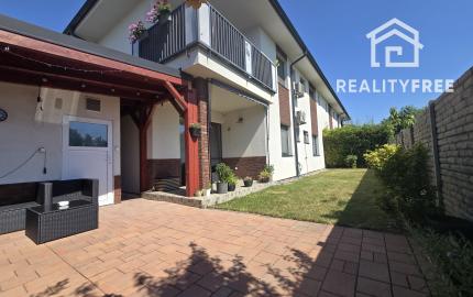 Na prenájom: Slnečný 3i kompletne zariadený byt 65 m2 s terasou, záhradkou a parkovaním – Jelka