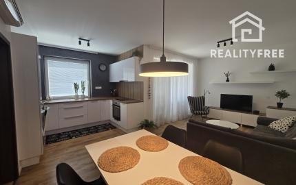 Na prenájom: Slnečný 3i kompletne zariadený byt 65 m2 s terasou, záhradkou a parkovaním – Jelka