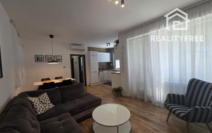 Na prenájom: Slnečný 3i kompletne zariadený byt 65 m2 s terasou, záhradkou a parkovaním – Jelka