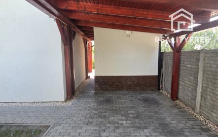 Na prenájom: Slnečný 3i kompletne zariadený byt 65 m2 s terasou, záhradkou a parkovaním – Jelka