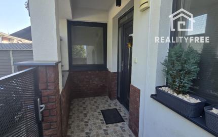 Na prenájom: Slnečný 3i kompletne zariadený byt 65 m2 s terasou, záhradkou a parkovaním – Jelka