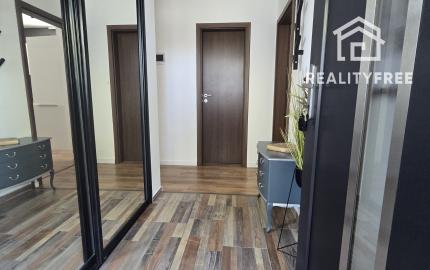 Na prenájom: Slnečný 3i kompletne zariadený byt 65 m2 s terasou, záhradkou a parkovaním – Jelka
