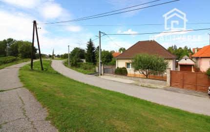 Na predaj: 3,5 izbový rodinný dom s prístavbou a garážou na pozemku o rozlohe 761 m², obec Dobrohošť