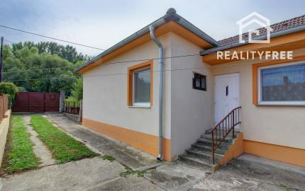 Na predaj: 3,5 izbový rodinný dom s prístavbou a garážou na pozemku o rozlohe 761 m², obec Dobrohošť