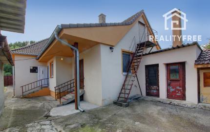 Na predaj: 3,5 izbový rodinný dom s prístavbou a garážou na pozemku o rozlohe 761 m², obec Dobrohošť