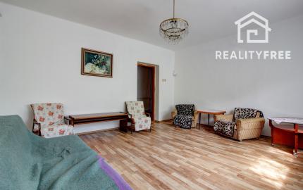 Na predaj: 3,5 izbový rodinný dom s prístavbou a garážou na pozemku o rozlohe 761 m², obec Dobrohošť