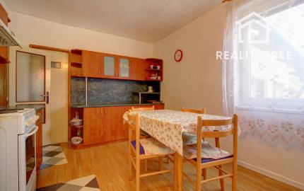 Na predaj: 3,5 izbový rodinný dom s prístavbou a garážou na pozemku o rozlohe 761 m², obec Dobrohošť