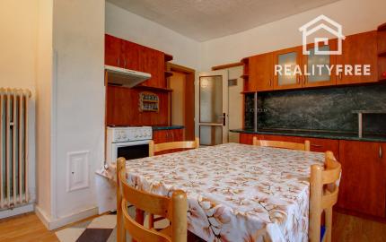 Na predaj: 3,5 izbový rodinný dom s prístavbou a garážou na pozemku o rozlohe 761 m², obec Dobrohošť