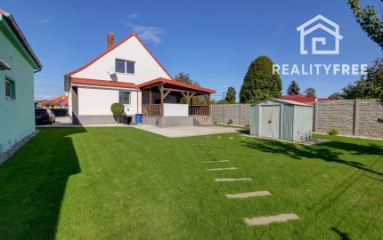 Na predaj priestranný 5-izbový rodinný dom s na 802 m² pozemku v pokojnej obci Macov