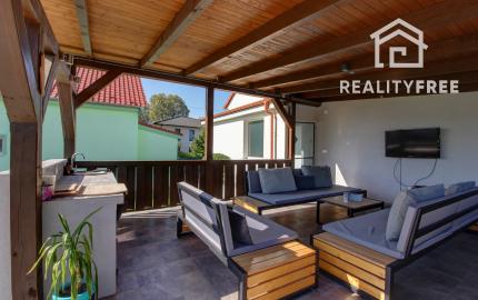 Na predaj priestranný 5-izbový rodinný dom s na 802 m² pozemku v pokojnej obci Macov