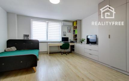 Na predaj priestranný 5-izbový rodinný dom s na 802 m² pozemku v pokojnej obci Macov