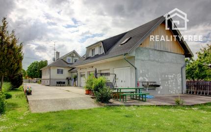 Na predaj 7-izbový rodinný dom so 4 garážami na 1449 m² pozemku v kúpeľnom mestečku Lipót v Maďarsku