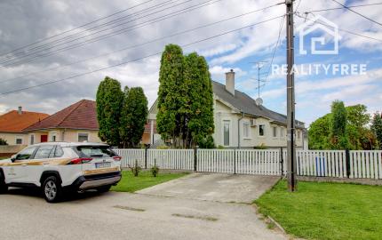 Na predaj 7-izbový rodinný dom so 4 garážami na 1449 m² pozemku v kúpeľnom mestečku Lipót v Maďarsku