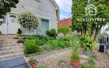 Na predaj 7-izbový rodinný dom so 4 garážami na 1449 m² pozemku v kúpeľnom mestečku Lipót v Maďarsku