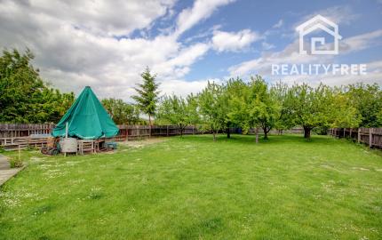 Na predaj 7-izbový rodinný dom so 4 garážami na 1449 m² pozemku v kúpeľnom mestečku Lipót v Maďarsku