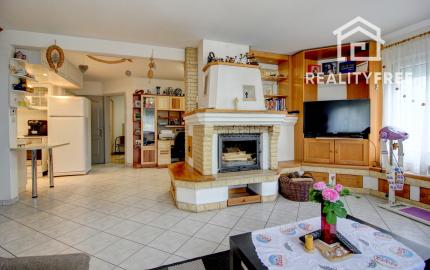 Na predaj 7-izbový rodinný dom so 4 garážami na 1449 m² pozemku v kúpeľnom mestečku Lipót v Maďarsku