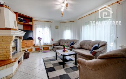 Na predaj 7-izbový rodinný dom so 4 garážami na 1449 m² pozemku v kúpeľnom mestečku Lipót v Maďarsku