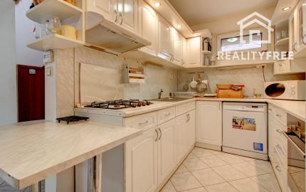 Na predaj 7-izbový rodinný dom so 4 garážami na 1449 m² pozemku v kúpeľnom mestečku Lipót v Maďarsku