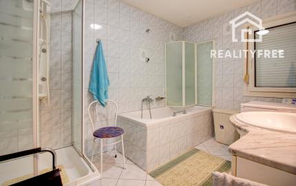 Na predaj 7-izbový rodinný dom so 4 garážami na 1449 m² pozemku v kúpeľnom mestečku Lipót v Maďarsku