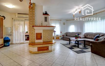 Na predaj 7-izbový rodinný dom so 4 garážami na 1449 m² pozemku v kúpeľnom mestečku Lipót v Maďarsku