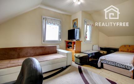 Na predaj 7-izbový rodinný dom so 4 garážami na 1449 m² pozemku v kúpeľnom mestečku Lipót v Maďarsku