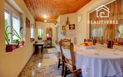 Na predaj 7-izbový rodinný dom so 4 garážami na 1449 m² pozemku v kúpeľnom mestečku Lipót v Maďarsku