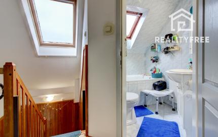 Na predaj 7-izbový rodinný dom so 4 garážami na 1449 m² pozemku v kúpeľnom mestečku Lipót v Maďarsku