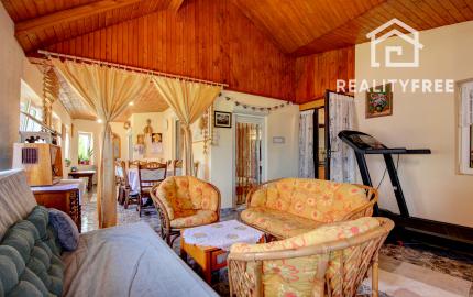 Na predaj 7-izbový rodinný dom so 4 garážami na 1449 m² pozemku v kúpeľnom mestečku Lipót v Maďarsku