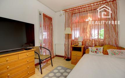 Na predaj 7-izbový rodinný dom so 4 garážami na 1449 m² pozemku v kúpeľnom mestečku Lipót v Maďarsku