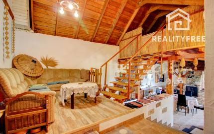 Na predaj 7-izbový rodinný dom so 4 garážami na 1449 m² pozemku v kúpeľnom mestečku Lipót v Maďarsku