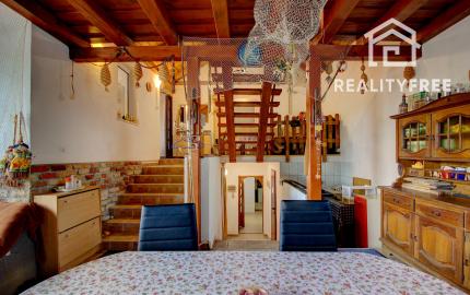 Na predaj 7-izbový rodinný dom so 4 garážami na 1449 m² pozemku v kúpeľnom mestečku Lipót v Maďarsku