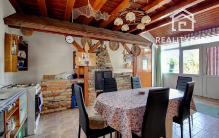 Na predaj 7-izbový rodinný dom so 4 garážami na 1449 m² pozemku v kúpeľnom mestečku Lipót v Maďarsku