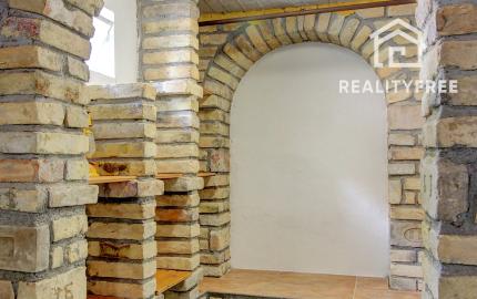 Na predaj 7-izbový rodinný dom so 4 garážami na 1449 m² pozemku v kúpeľnom mestečku Lipót v Maďarsku