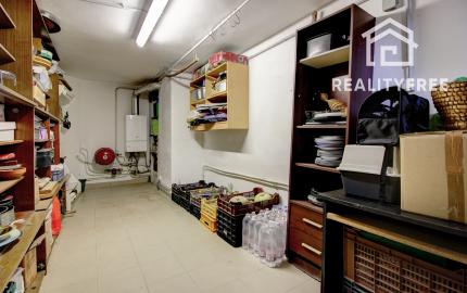 Na predaj 7-izbový rodinný dom so 4 garážami na 1449 m² pozemku v kúpeľnom mestečku Lipót v Maďarsku