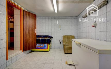 Na predaj 7-izbový rodinný dom so 4 garážami na 1449 m² pozemku v kúpeľnom mestečku Lipót v Maďarsku