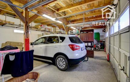 Na predaj 7-izbový rodinný dom so 4 garážami na 1449 m² pozemku v kúpeľnom mestečku Lipót v Maďarsku