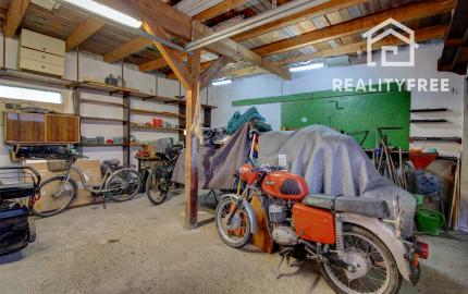 Na predaj 7-izbový rodinný dom so 4 garážami na 1449 m² pozemku v kúpeľnom mestečku Lipót v Maďarsku