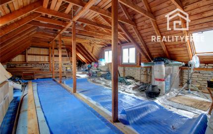 Na predaj 7-izbový rodinný dom so 4 garážami na 1449 m² pozemku v kúpeľnom mestečku Lipót v Maďarsku