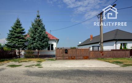 Na predaj: 3izbový rodinný dom na pozemku o rozlohe 925 m2, obec Baka