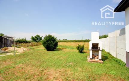 Na predaj: 3izbový rodinný dom na pozemku o rozlohe 925 m2, obec Baka