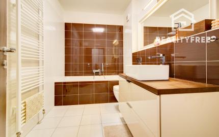 Na predaj elegantný 3 izbový byt v Rovinke s parkovacím státím