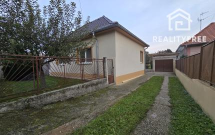 Na predaj: 3,5 izbový rodinný dom s prístavbou a garážou na pozemku o rozlohe 761 m², obec Dobrohošť