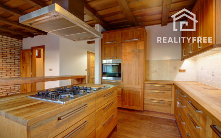 Vidiecka romantická vila na 840 m², 25 min. od Petržalky