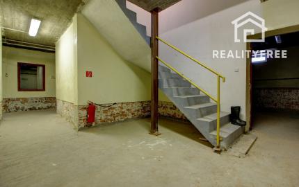 Na predaj: Komerčná budova, Báč