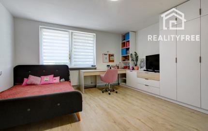 Priestranný 5-izbový RD s na 802 m² pozemku v pokojnej obci Macov