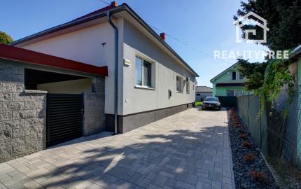 Priestranný 5-izbový RD s na 802 m² pozemku v pokojnej obci Macov